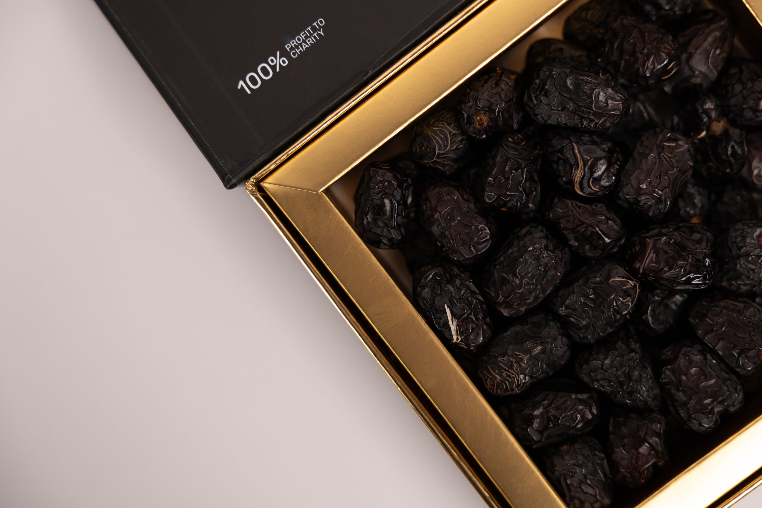 Special Gift Edition – Premium Ajwa Dates from Madina 2026 (Black/Gold)